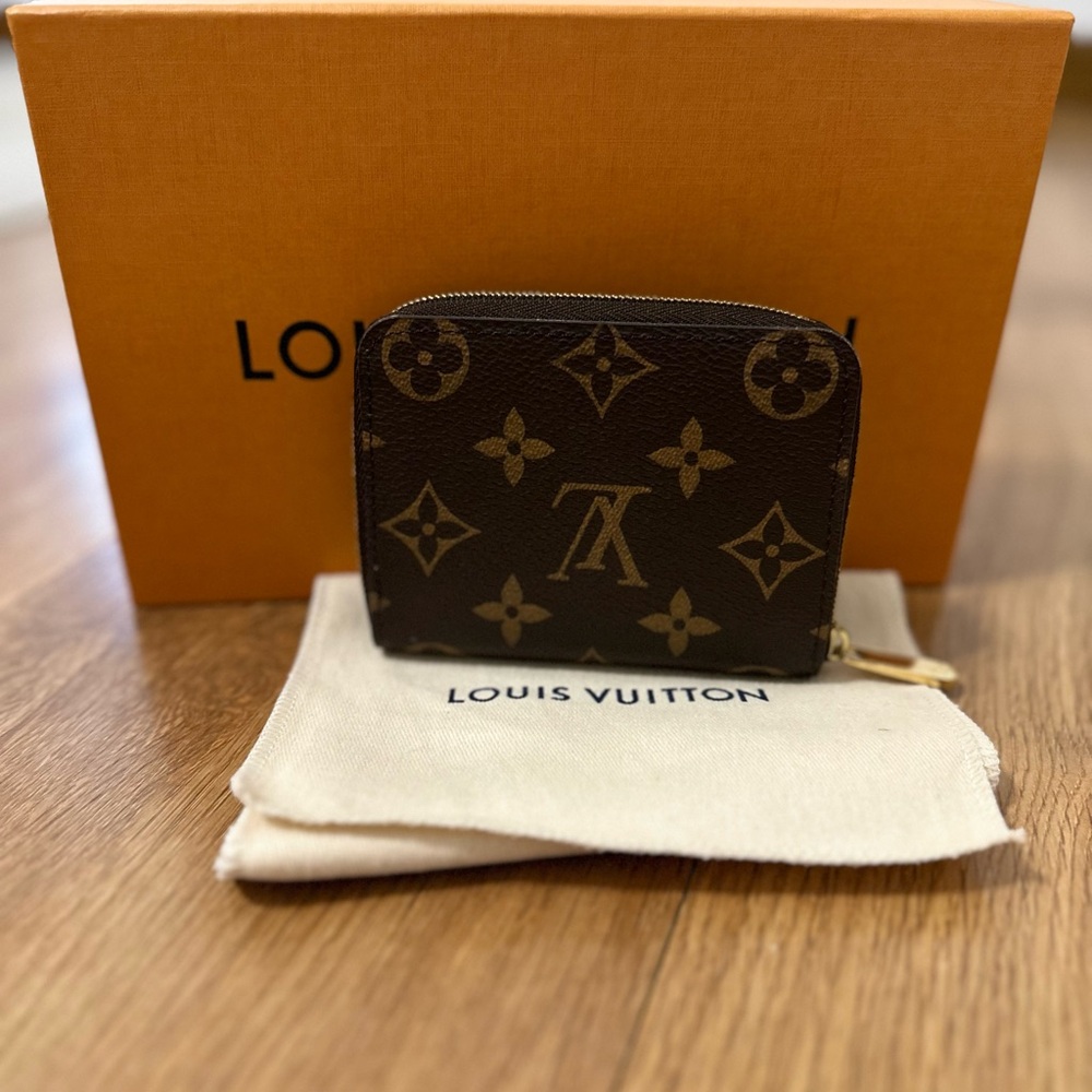 AUTHENTIC Louis Vuitton zippy coin purse (used)